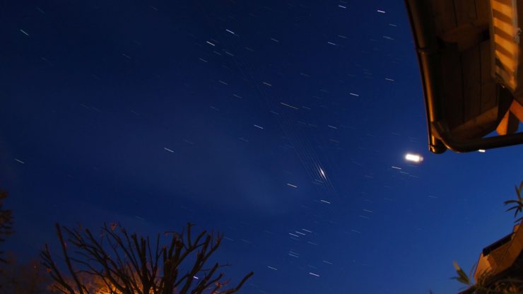 Sternbild Orion und Starlink-Satellitenspuren